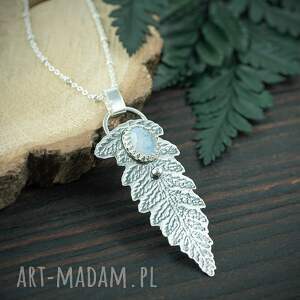 srebrny wisior liść paproci z kamieniem księżycowym, niebieskim oczkiem