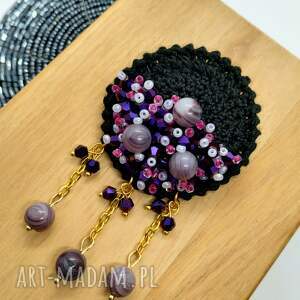 Broszka szydełkowa czarna z fioletowymi koralikami