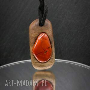 drewniany wisiorek - orzech i jaspis czerowny ręcznie rzeżbiony naszyjnik