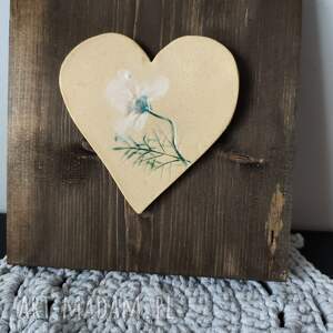 Ceramiczne serce na desce z kwiatem - dekoracja handmade