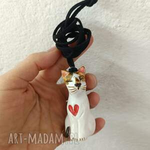 Kotek z sercem - ceramiczny wisior handmade na rzemyku
