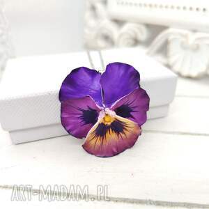 Naszyjnik z kwiatem bratka z gliny polimerowej na stalowym łańcuszku