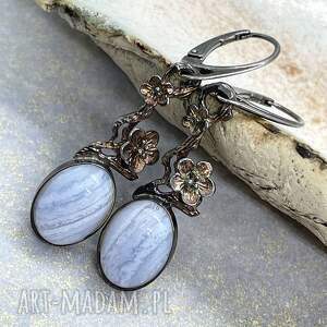 kolczyki z agatami wśród srebrnych kwiatów a843