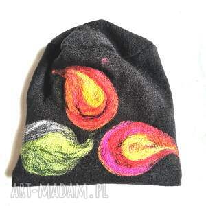ręcznie robione czapki czapka czarna wełniana filcowana zimowa handmade w kwiaty