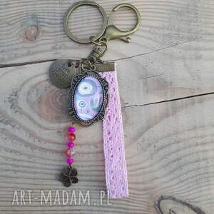 brelok do kluczy lub torebki - live your dream z różową koronką i charmsami