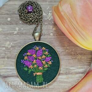 naszyjnik bukiet otulenie z rubinem na ciemnozielonym tle, haft haftowane, kwiaty