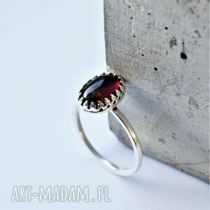 minimalistyczny pierścionek z granatem