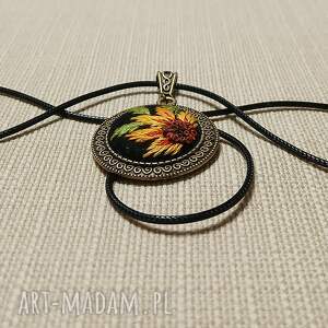 ręcznie haftowany wisior arles na filcu stylowo, boho, jesiennie, bez