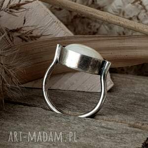 snow white srebrny pierścionek z perłą metaloplastyka srebro, minimalistyczna