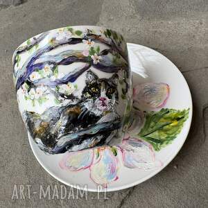 porcelanowa filiżanka ręcznie malowana kot na jabłoni