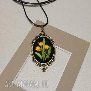 Ręcznie haftowany wisior DLA LENY, haft płaski, boho, stylowo