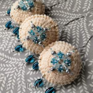 zawieszki choinkowe szydełkowe - jasnobeżowe z niebieskimi sopelkami 3 sztuki