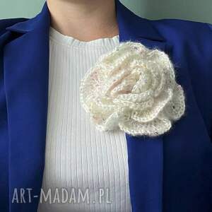 ręcznie robiona broszka szydełkowa - róża z alpaki i jedwabiu kolorowymi