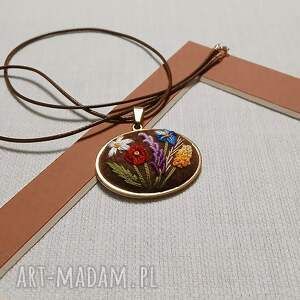 Ręcznie haftowany wisior DLA HELENY, haft płaski, boho biżuteria