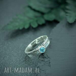 srebrny pierścionek z topazem i podwójną obrączką, niebieskim