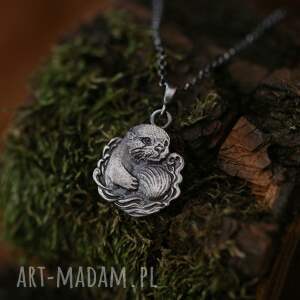 Wisior wydra z muszelką ze srebra próby 925, biżuteria ze zwierzętami