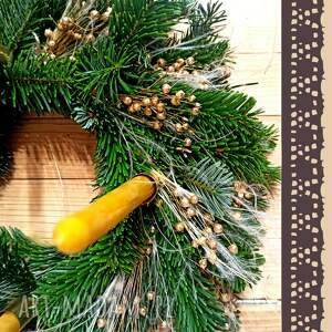 Wienie adwentowy ze złotym akcentem, złoty wieniec