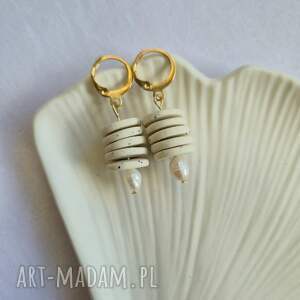 beżowe kolczyki z perłą, prezent dla przyjaciółki, jesienna