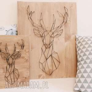 obraz geometryczny jeleń wykonany techniką string art na drewnie, minimalizm