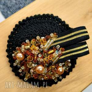 Broszka okrągła szydełkowa czarna z brązowo miodowymi koralikami