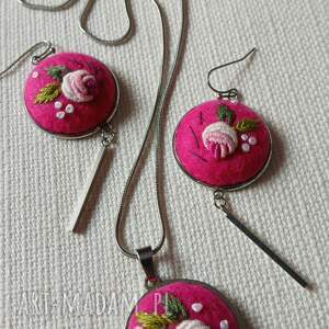 ręcznie haftowany komplet biżuterii joy w stali szlachetnej filcu, boho