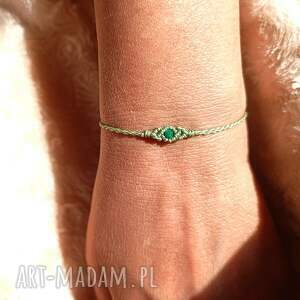 pełnia szmaragd w makramie delikatna bransoletka pleciona jasna zieleń kamienie