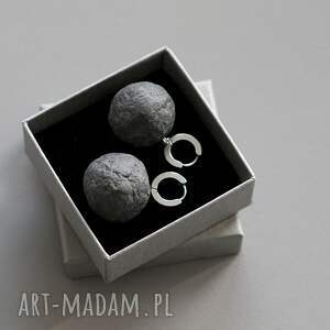 Prezent Czarne kulki, duże lekkie kolczyki