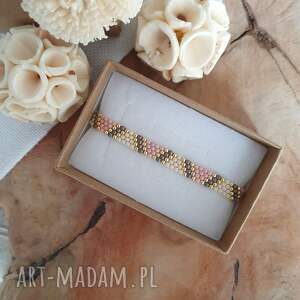 Pastelowa bransoletka we wzory geometryczne, szyta, szkło japońskie, styl boho, odcienie różu