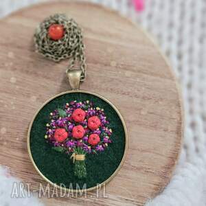 Prezent NASZYJNIK BUKIET CZERWONYCH RÓŻ Z CIEMNORÓŻOWYMI KWIATAMI