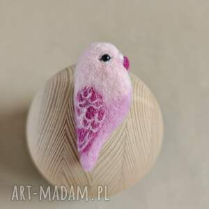 Różowa papużka - filcowana, broszka, papuga