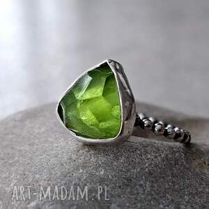lemon srebrny pierścionek z peridotem, metaloplastyka srebro minimalistyczny