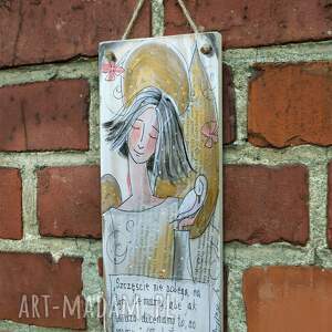 deseczka z sentencją szczęście nie polega na tym, ile mamy, dom, anioł