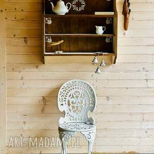 ręcznie stylizowana półka rustykalna z dekorami na przyprawy