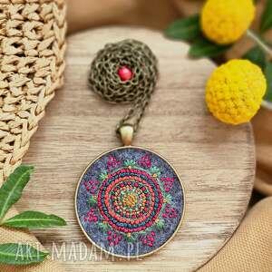 handmade naszyjniki naszyjnik mandala boho czerwona z koralem na ciemnoszarym tle