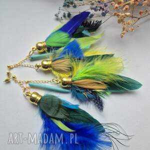 Kolczyki lub klipsy są lekkie, duże, dla zwariowanej ekscentrycznej