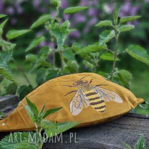 musztardowa nerka welurowa z pszczółka, saszetka, haftowana