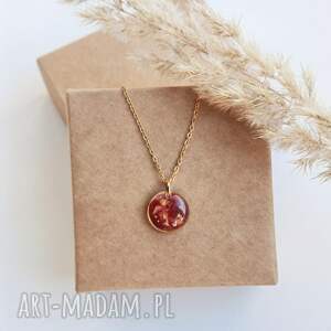 wisiorek z żywicy suszonymi kwiatami płatki róży, biżuteria na prezent