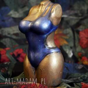 figurka kobiety w niebieskim kostiumie kąpielowym, rzeźba z gipsu, dekoracje