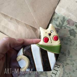 w czarno białe paski, ceramika, kot