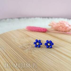 kolczyki sztyfty małe kwiatki z koralików niebieskie stokrotki