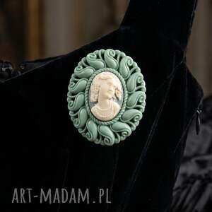 elegancka broszka typu kamea w stylu vintage - szałwiowa oprawa kolorowa