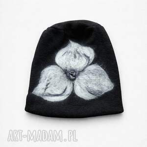 czapka wełniana filcowana zimowa czarna handmade w kwiaty na podszewce - rozmiar