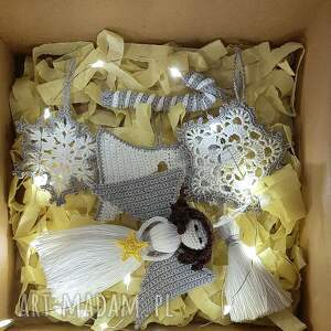 dekoracje świąteczne szydełkowy box świąteczny boże narodzenie srebrno biały