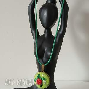 Ręcznie haftowany wisior WIOSENNY DESZCZ, haft brazylijski, na filcu