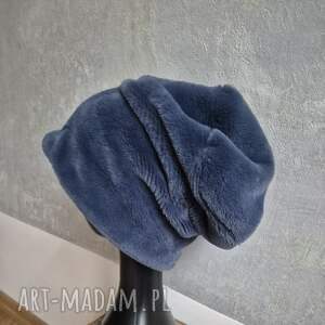 czapka futrzana niebieska ociepła na podszewce, prezentuje się niezwykle