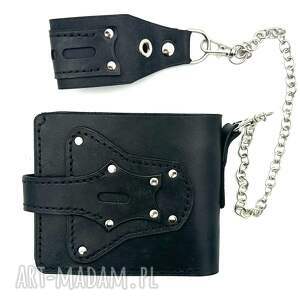 Czarny portfel skórzany na bilon ręcznie uszyty z łańcuszkiem