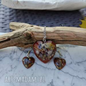 komplet biżuterii z żywicy - kolczyki i wisiorek zatopionymi kwiatkami serce