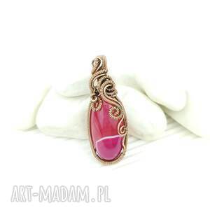 wisiorek z różowym agatem wire wrapping, na prezent, biżuteria artystyczna