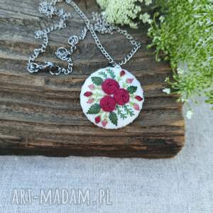 haftowany medalion, medalion z haftem, ręcznie haftowane