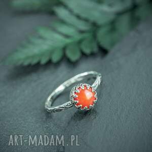 srebrny pierścionek flora z koralem w ażurowej oprawie, pierścionek